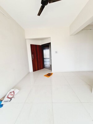 Room in 2 BHK Apartment at Piramal Aranya, Byculla – for Rent