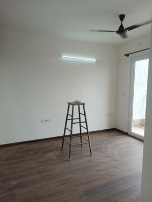 Room in 2.5 BHK Apartment at Godrej Aqua, International Airport Road – for Rent