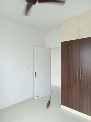 Room in 2.5 BHK Apartment at Godrej Aqua, International Airport Road – for Rent