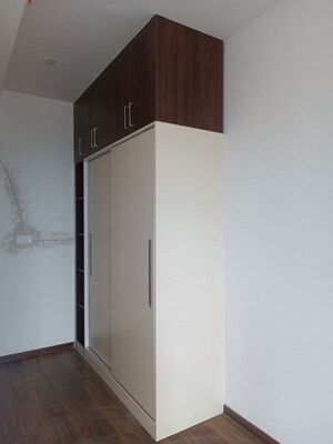 Room in 2.5 BHK Apartment at Godrej Aqua, International Airport Road – for Rent