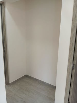 Room in 2 BHK Apartment at Piramal Aranya, Byculla – for Rent