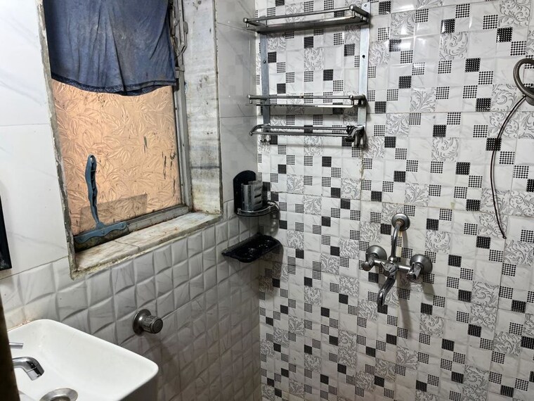 Bathroom, sanpada sector 1 1 Bedroom 450 Sq.Ft. Apartment In Sanpada Sector 1 Navi Mumbai 10632551