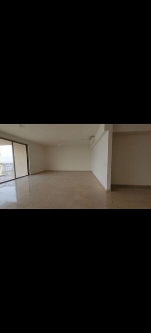Room in 5 BHK Apartment at Hiranandani Basilius, Ghodbunder Road – for Sale