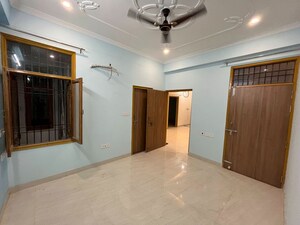 Room in 3 BHK Apartment at Isha Apartments Mahanagar, Mahanagar – for Rent