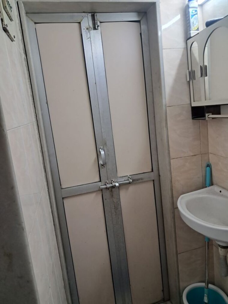 Bathroom, vile parle east 1 Bedroom 550 Sq.Ft. Apartment In Vile Parle East Mumbai 10632612
