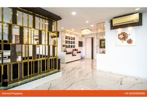 Room in 5 BHK Apartment at Oberoi Realty Esquire, Goregaon East – for Sale