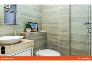 Bathroom in 5 BHK Apartment at Oberoi Realty Esquire, Goregaon East – for Sale
