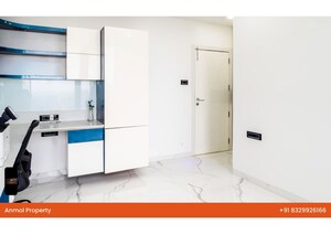 Room in 5 BHK Apartment at Oberoi Realty Esquire, Goregaon East – for Sale