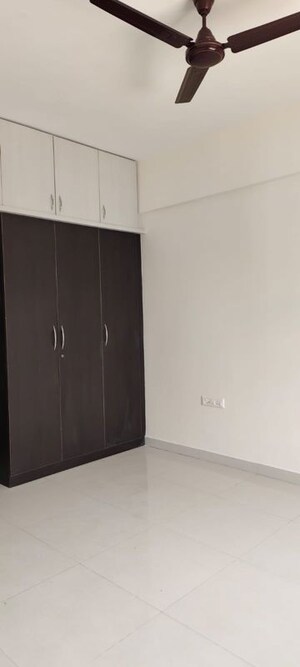 Room in 3 BHK Apartment at Vs Raintree, Halasuru – for Sale