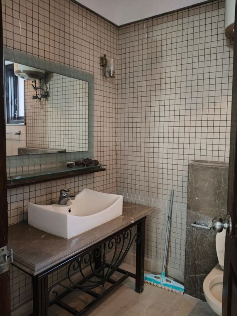 Bathroom, vasant vihar 4 Bedroom 2500 Sq.Ft. Builder Floor In Vasant Vihar Delhi 10632686