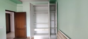 Furnished Amenities in 4 BHK Apartment at DLF Trinity Towers, Dlf Phase V – for Sale