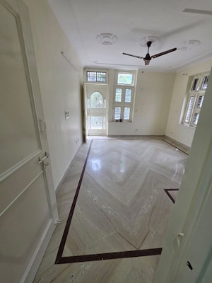 Room in 3 BHK Builder Floor at Rajouri Garden – for Rent