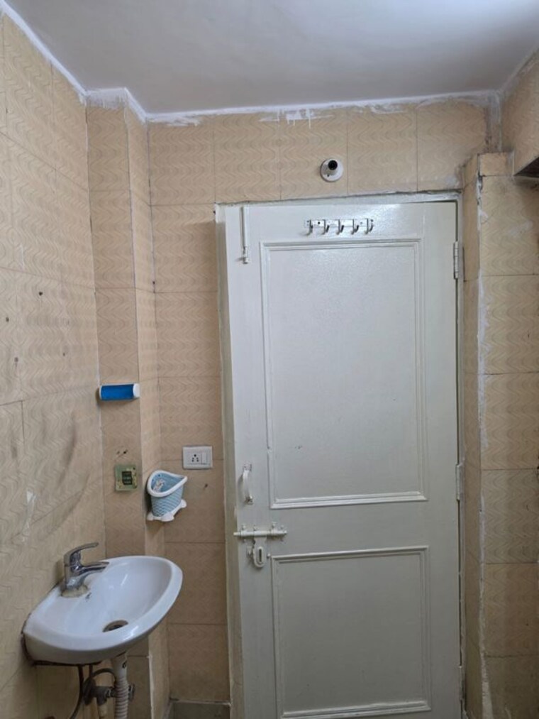 Bathroom, rajouri garden 3 Bedroom 1800 Sq.Ft. Builder Floor In Rajouri Garden Delhi 10511596