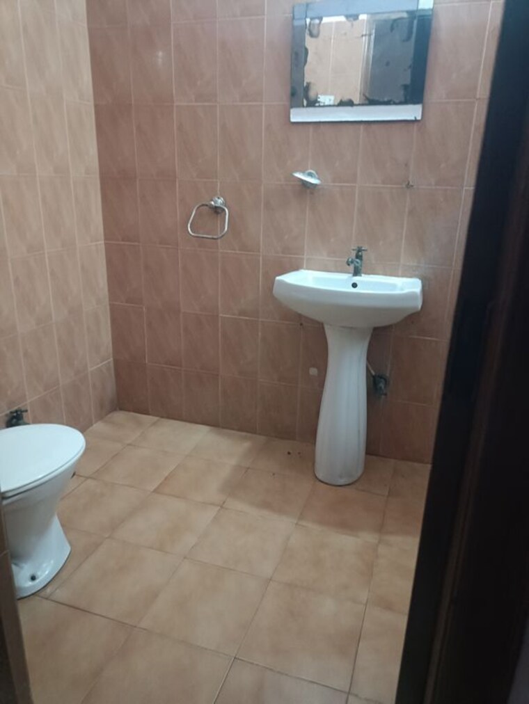 Bathroom, wazidpur 2.5 Bedroom 162 Sq.Mt. Villa In Wazidpur Noida 10632935