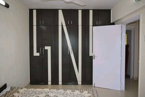 Room in 3 BHK Apartment at Raheja Estate, Borivali East – for Rent