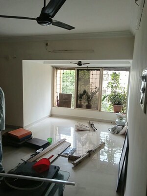 Team Area in 3 BHK Apartment at Kandivali East – for Rent