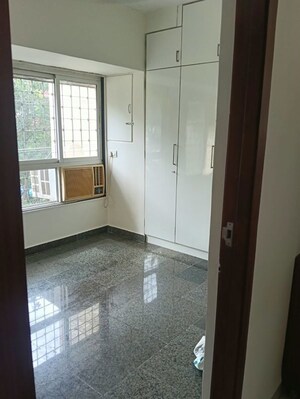Room in 3 BHK Apartment at Kandivali East – for Rent