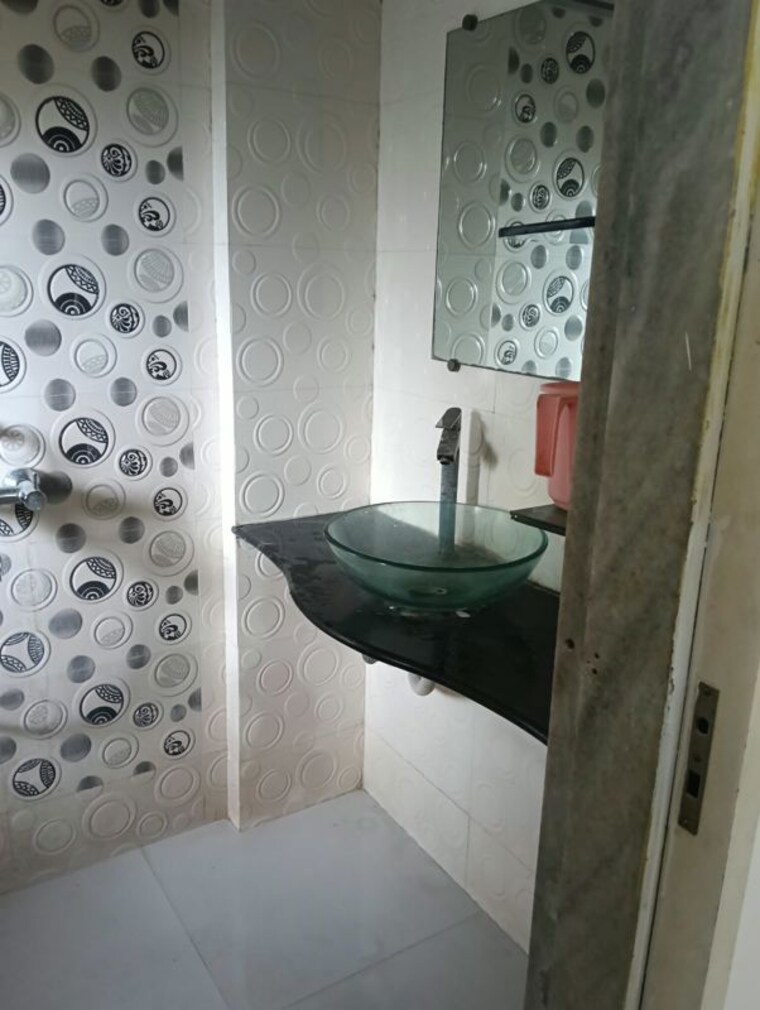 Bathroom, kandivali east 3 Bedroom 850 Sq.Ft. Apartment In Kandivali East Mumbai 10633046
