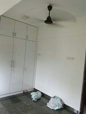 Team Area in 3 BHK Apartment at Kandivali East – for Rent