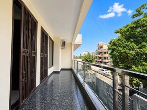 Building Lobby in 3 BHK Builder Floor at Sector 52 – for Rent