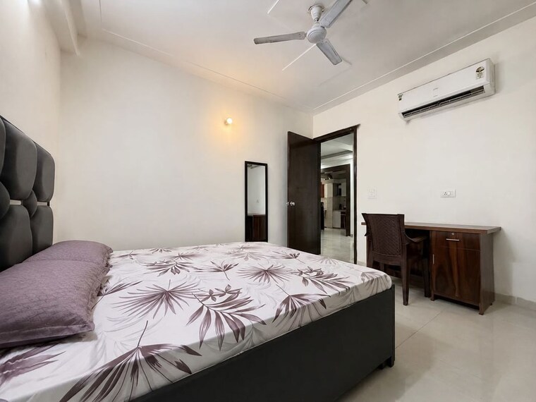 Bedroom, sector 52 3 Bedroom 2600 Sq.Ft. Builder Floor In Sector 52 Gurgaon 10633097