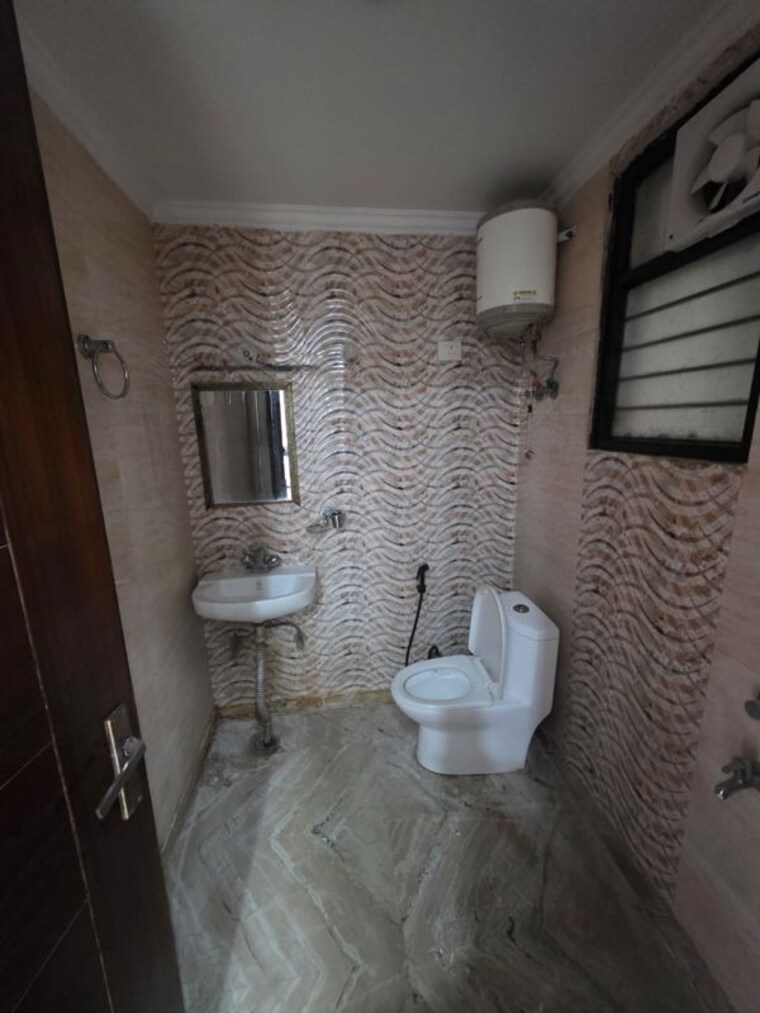 Bathroom, sector 57 4 Bedroom 2700 Sq.Ft. Builder Floor In Sector 57 Gurgaon 10615993