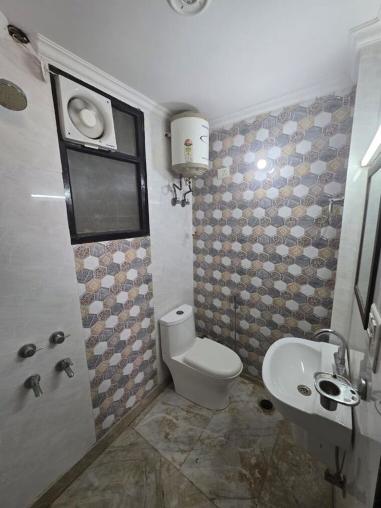 Bathroom, sector 57 4 Bedroom 2700 Sq.Ft. Builder Floor In Sector 57 Gurgaon 10615993