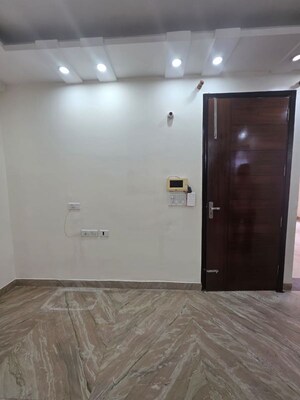 Room in 4 BHK Builder Floor at Sector 57 – for Rent