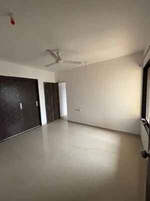 Room in 2.5 BHK Apartment at Cosmos Jewels, Ghodbunder Road – for Rent