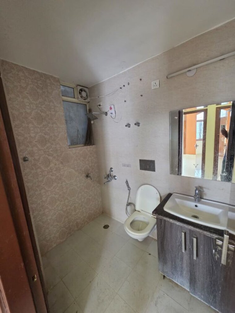 Bathroom, huda-cghs 3 Bedroom 1500 Sq.Ft. Penthouse In Sector 56 Gurgaon 10616956