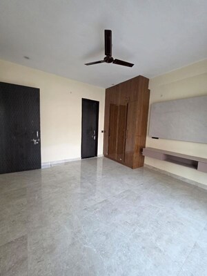 Room in 3 BHK Builder Floor at Sushant Lok 2, Sector 57 – for Rent