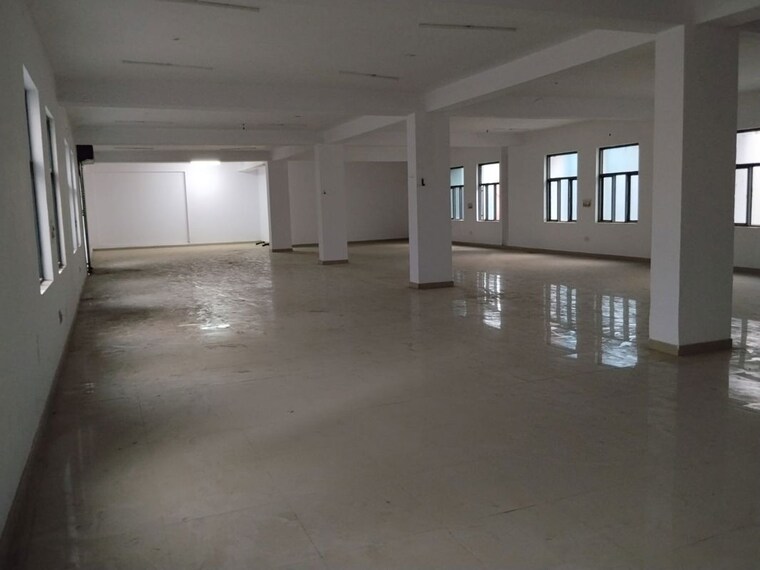  Parking, sector 63 Commercial Warehouse 4000 Sq.Ft. In Sector 63 Noida 10633130
