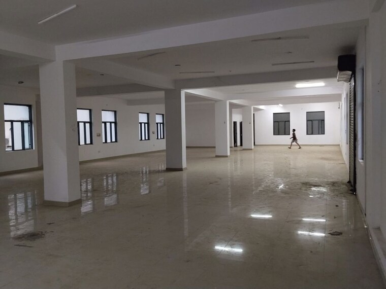 Room, sector 63 Commercial Warehouse 4000 Sq.Ft. In Sector 63 Noida 10633130