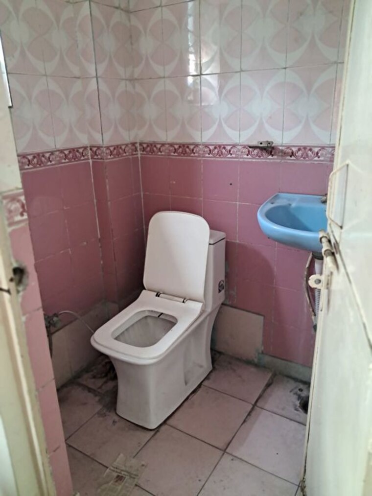 Bathroom, sector 63 Commercial Warehouse 1600 Sq.Ft. In Sector 63 Noida 10632765