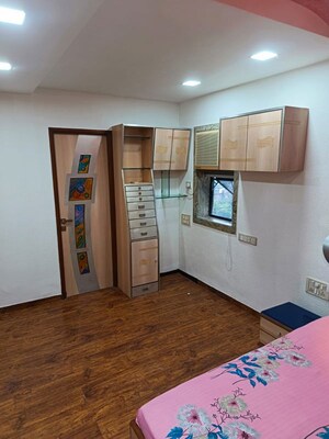 Room in 3 BHK Apartment at Kalpataru Karmakshetra, Sion East – for Rent