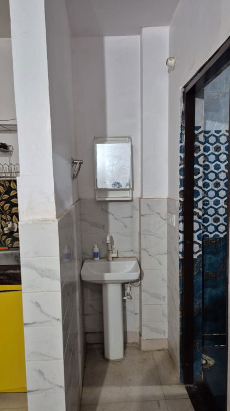 Bathroom, vasundhara enclave 2 Bedroom 1100 Sq.Ft. Apartment In Vasundhara Enclave Delhi 10513858