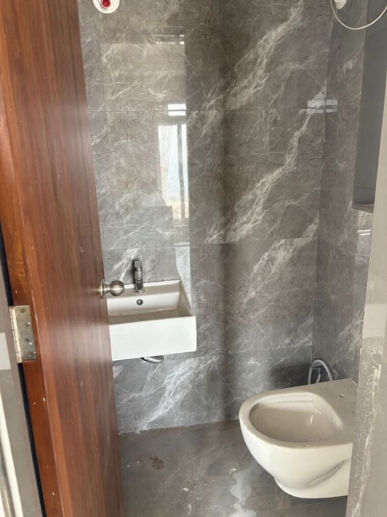 Bathroom, matrix-shanti-niketan 1 Bedroom 500 Sq.Ft. Apartment In Vikhroli East Mumbai 10633373