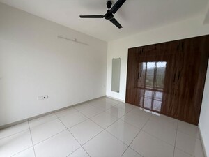 Room in 2 BHK Apartment at Hiranandani Estate Hamilton, Patlipada – for Rent