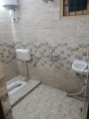 Bathroom in 3 BHK Apartment at Fraser Road Area – for Rent