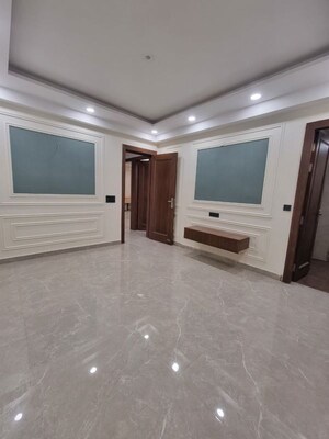 Room in 4 BHK Builder Floor at Green Fields Colony – for Sale
