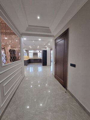 Building Lobby in 4 BHK Builder Floor at Green Fields Colony – for Sale
