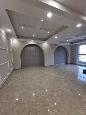 Parking in 4 BHK Builder Floor at Green Fields Colony – for Sale