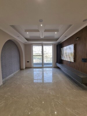 Parking in 4 BHK Builder Floor at Green Fields Colony – for Sale