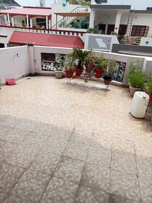 Parking in 2 BHK Builder Floor at Gomti Nagar – for Rent