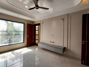 Room in 4 BHK Builder Floor at Parklands, Sector 85 – for Sale