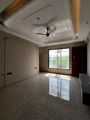 Room in 4 BHK Builder Floor at Parklands, Sector 85 – for Sale