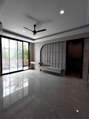Room in 4 BHK Builder Floor at Parklands, Sector 85 – for Sale