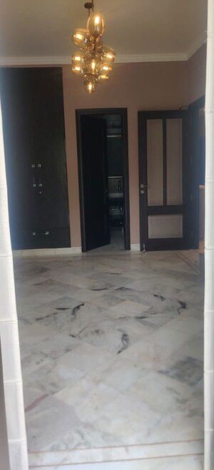 Room in 3 BHK Builder Floor at Defence Colony – for Rent