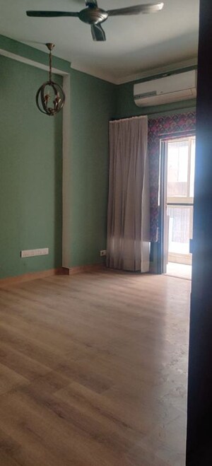 Room in 3 BHK Builder Floor at Defence Colony – for Rent