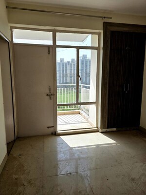 Room in 2 BHK Apartment at Suncity Avenue 102, Sector 102 – for Rent